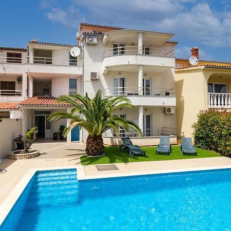 Apartments And Rooms Alenka Banjole Bagian luar foto