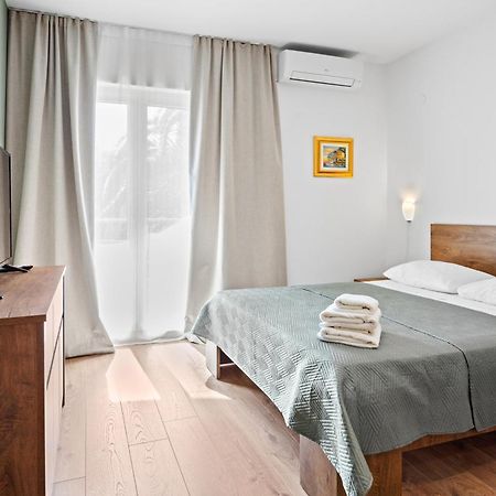 Apartments And Rooms Alenka Banjole Bagian luar foto
