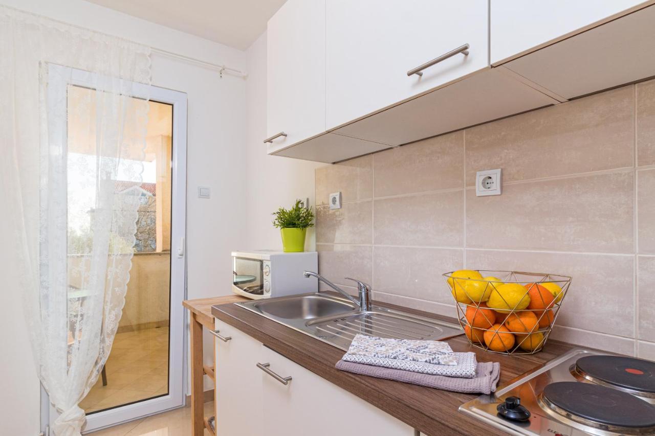 Apartments And Rooms Alenka Banjole Bagian luar foto
