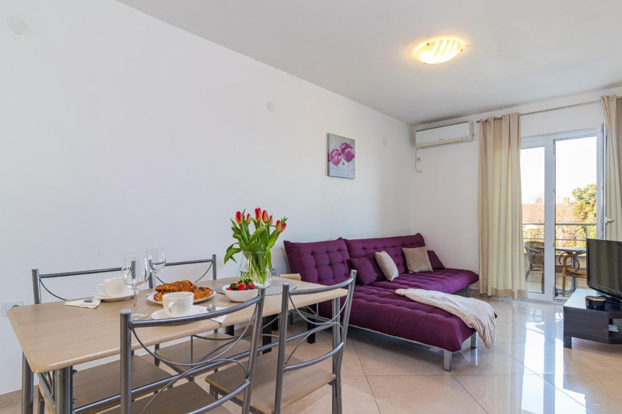 Apartments And Rooms Alenka Banjole Bagian luar foto