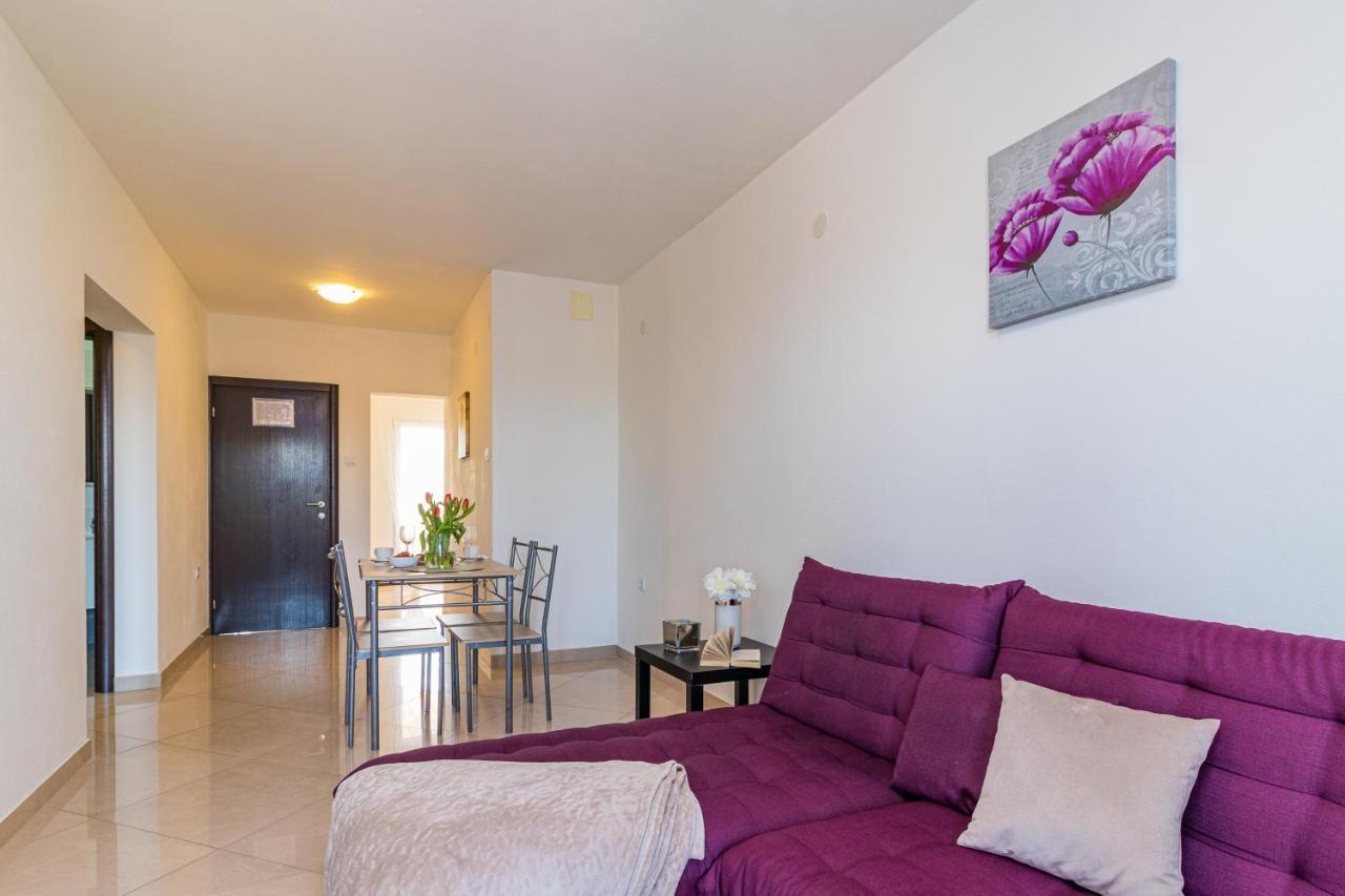 Apartments And Rooms Alenka Banjole Bagian luar foto