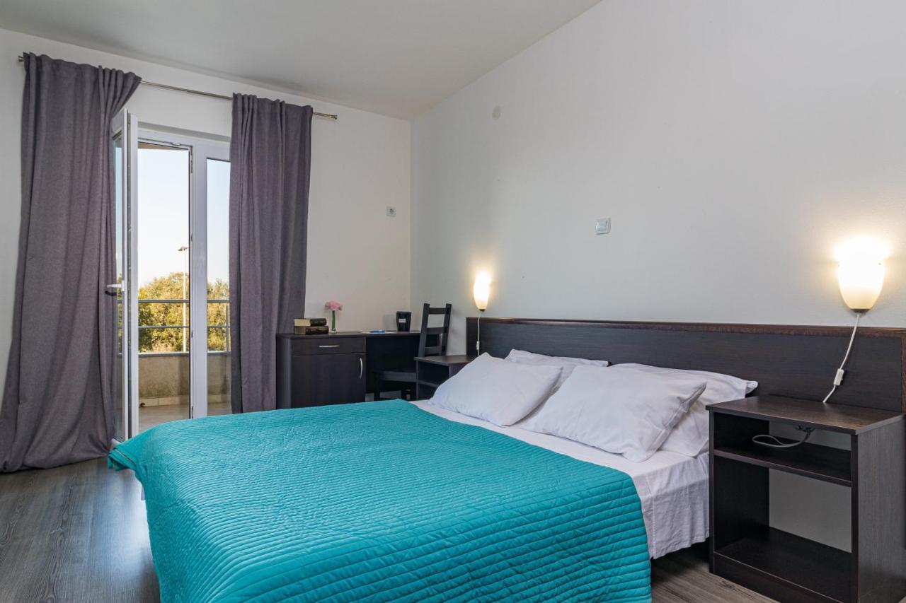 Apartments And Rooms Alenka Banjole Bagian luar foto