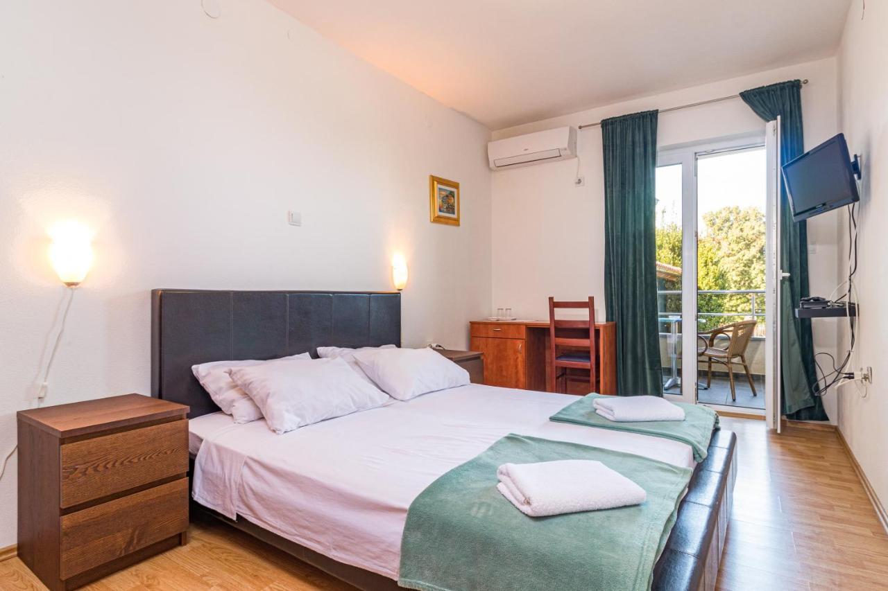 Apartments And Rooms Alenka Banjole Bagian luar foto