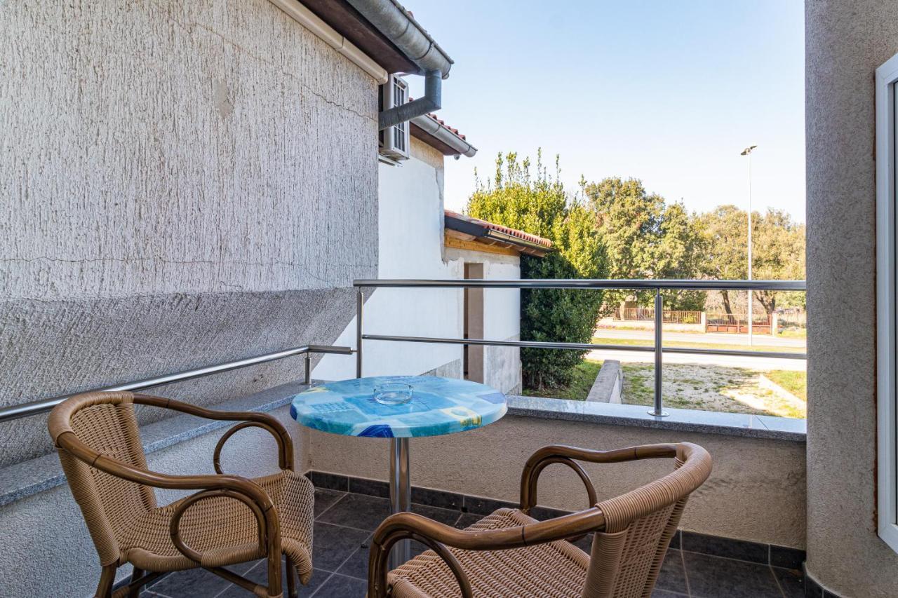 Apartments And Rooms Alenka Banjole Bagian luar foto