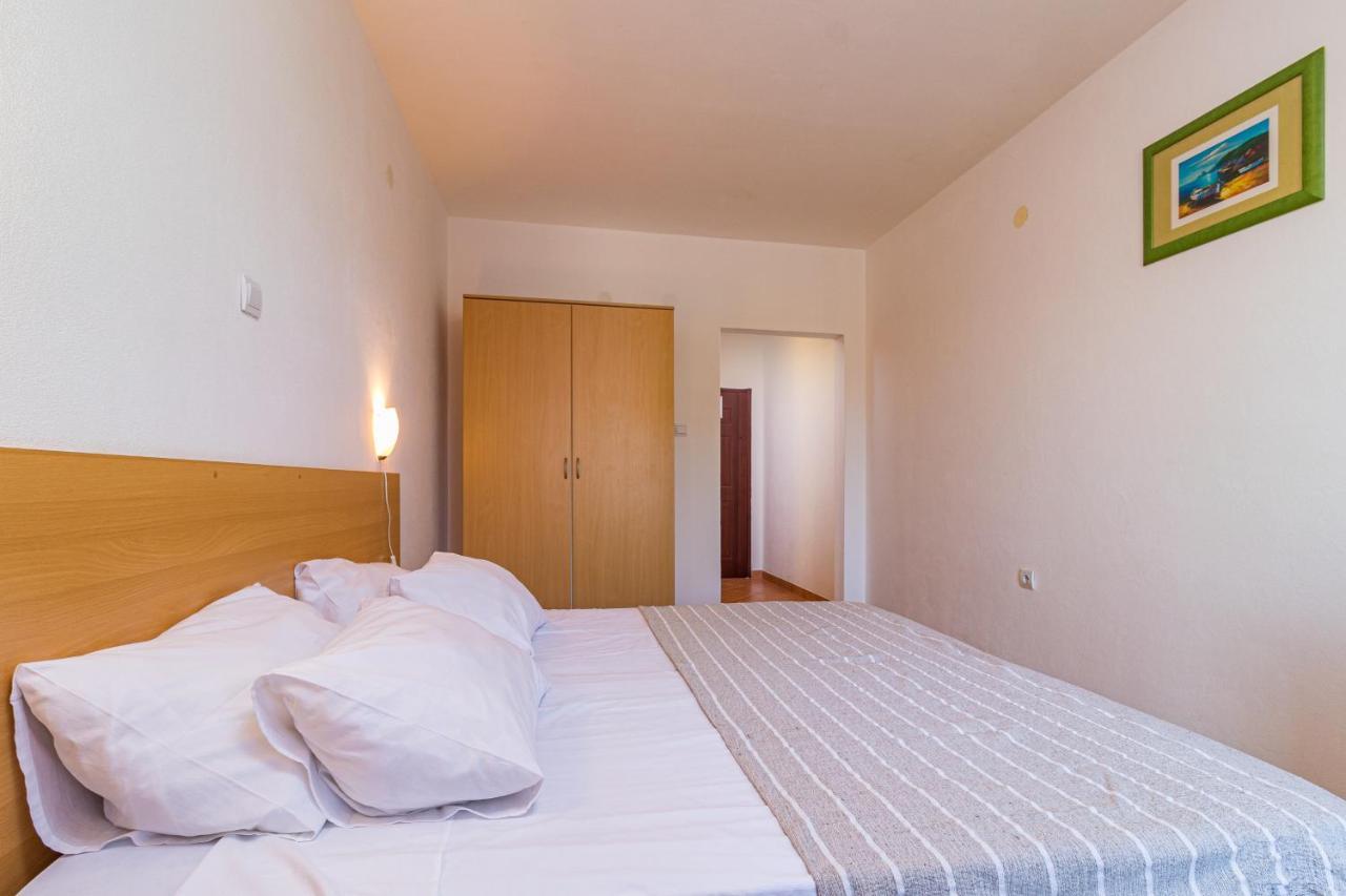 Apartments And Rooms Alenka Banjole Bagian luar foto