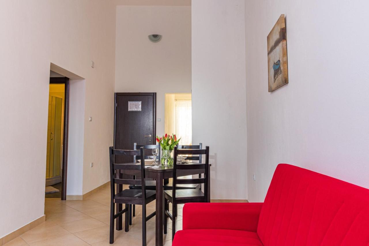 Apartments And Rooms Alenka Banjole Bagian luar foto