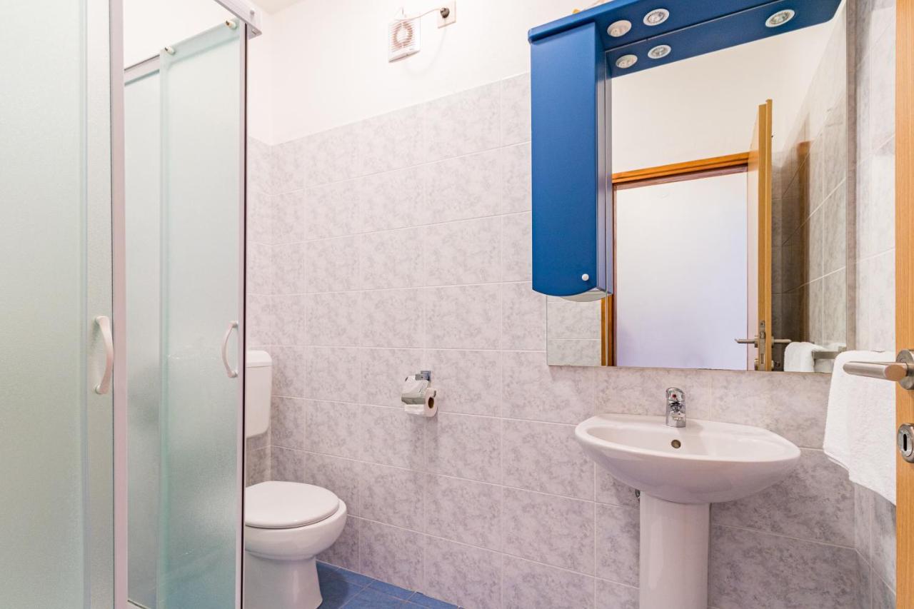 Apartments And Rooms Alenka Banjole Bagian luar foto