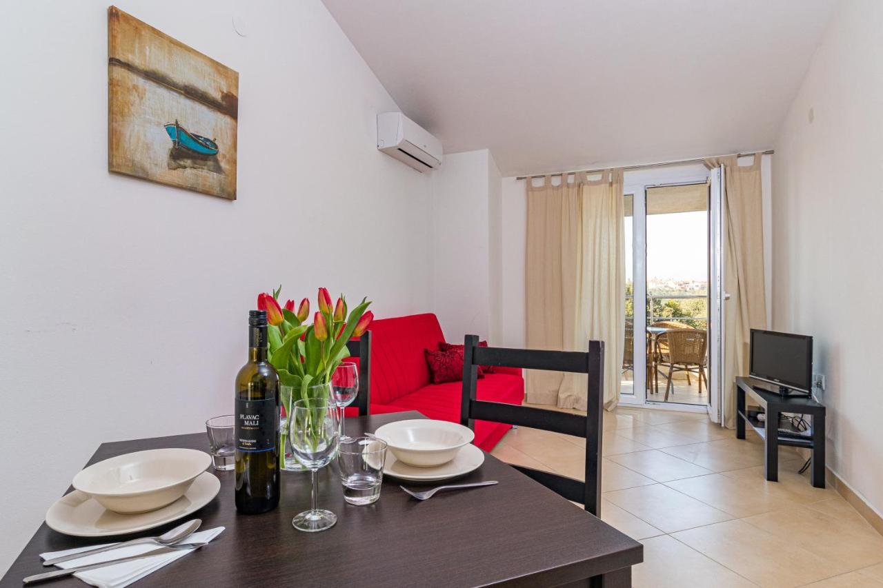 Apartments And Rooms Alenka Banjole Bagian luar foto