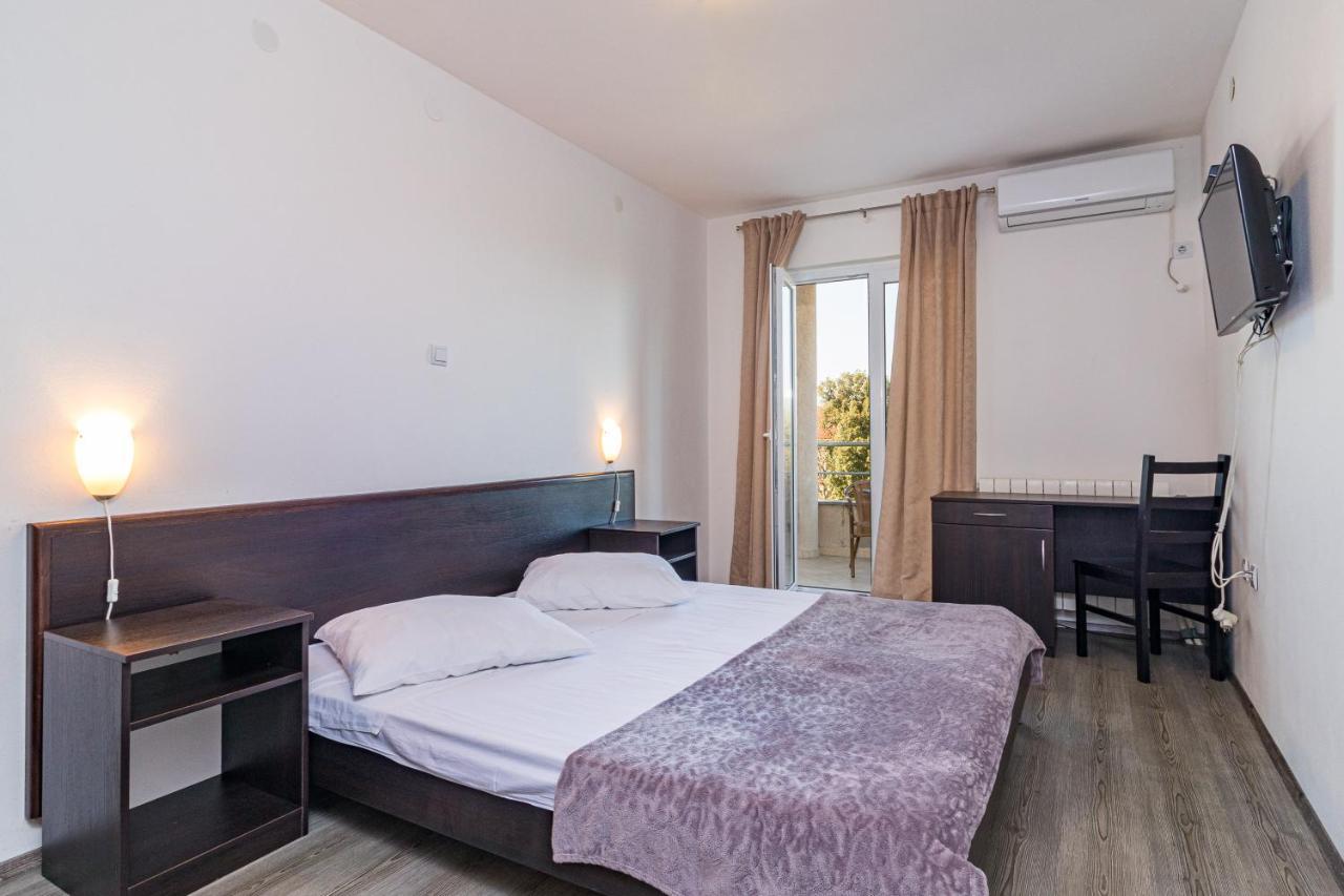 Apartments And Rooms Alenka Banjole Bagian luar foto