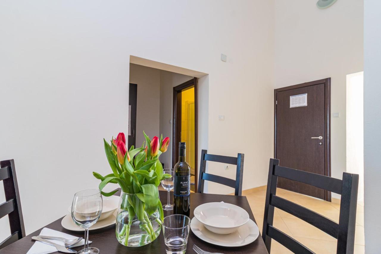 Apartments And Rooms Alenka Banjole Bagian luar foto