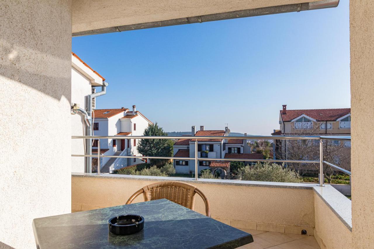 Apartments And Rooms Alenka Banjole Bagian luar foto