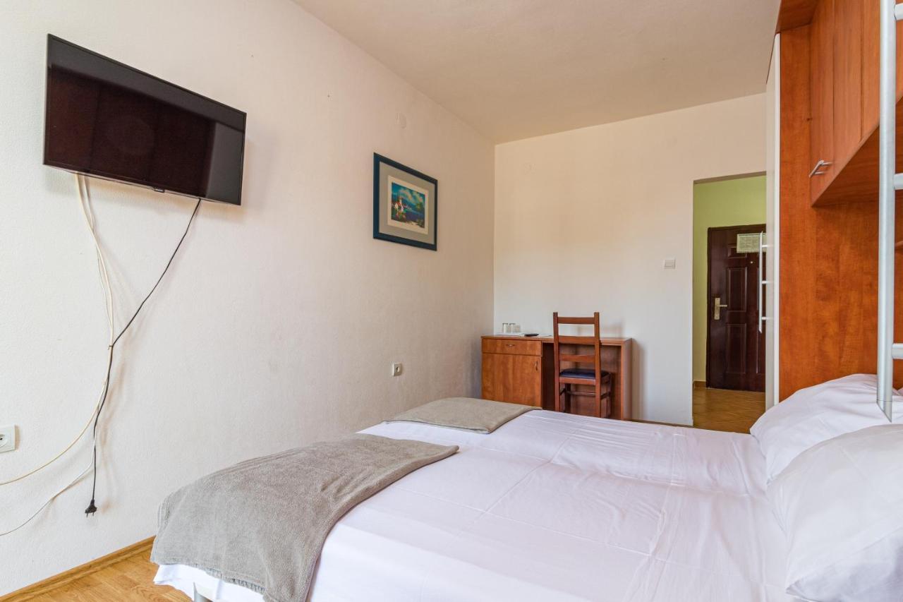 Apartments And Rooms Alenka Banjole Bagian luar foto