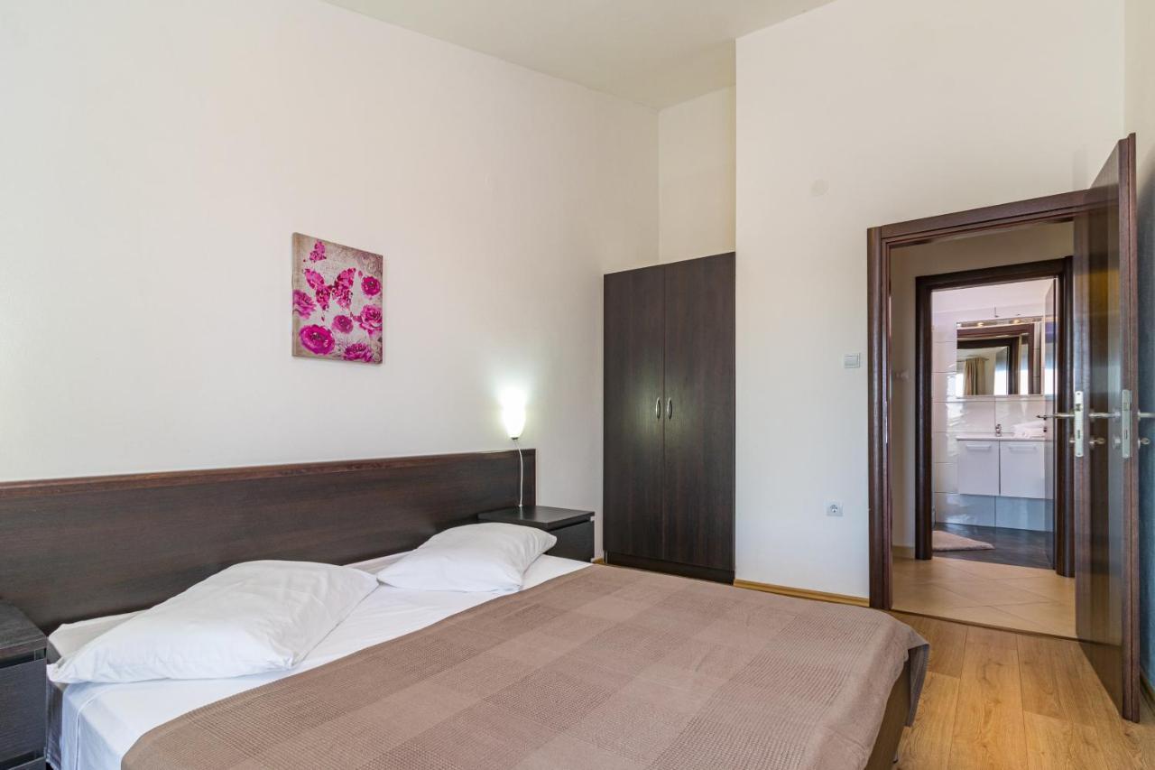 Apartments And Rooms Alenka Banjole Bagian luar foto