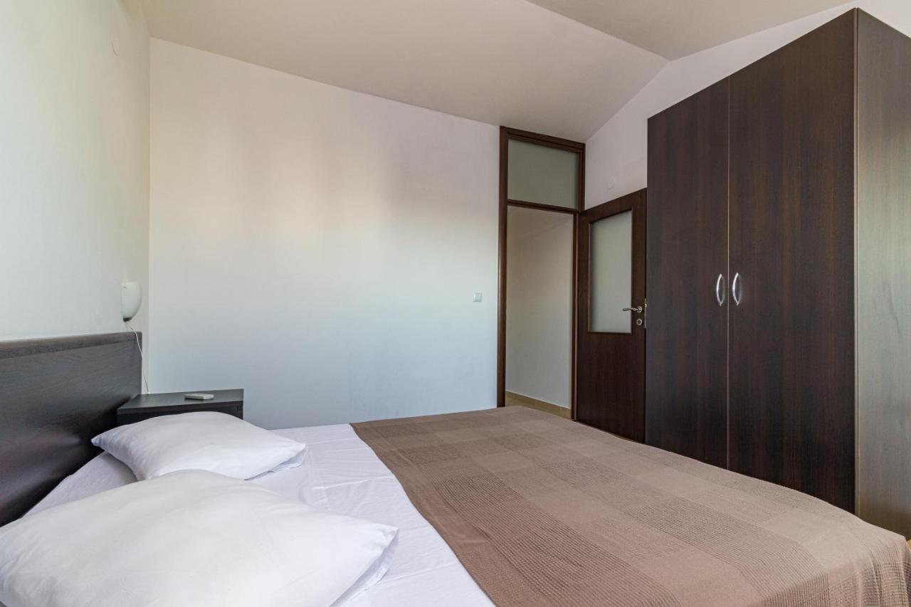 Apartments And Rooms Alenka Banjole Bagian luar foto