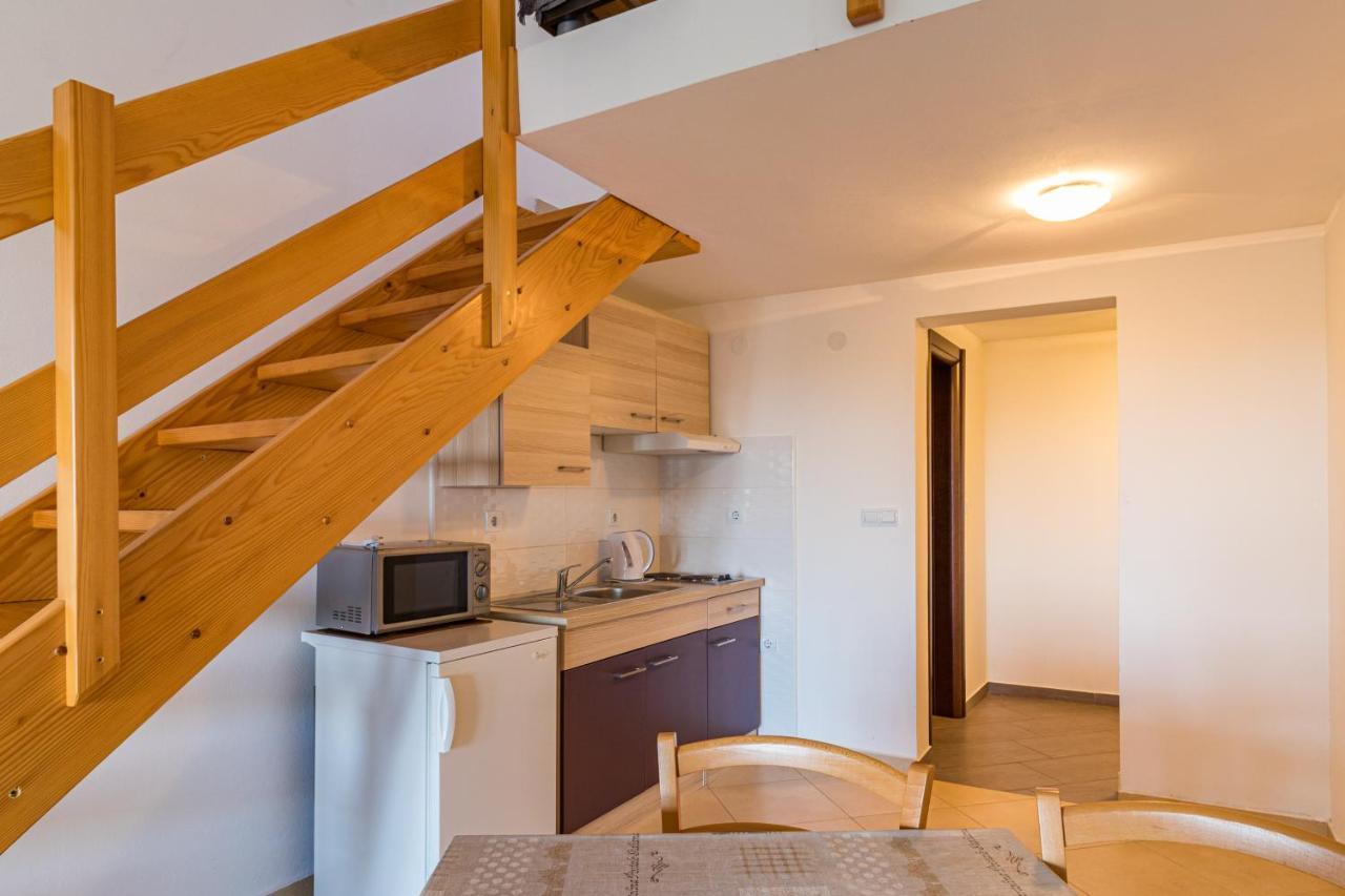 Apartments And Rooms Alenka Banjole Bagian luar foto