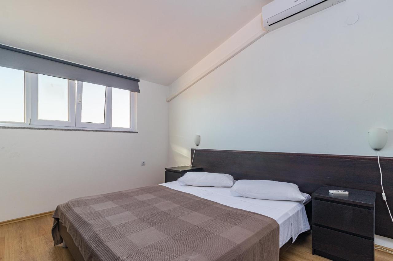 Apartments And Rooms Alenka Banjole Bagian luar foto