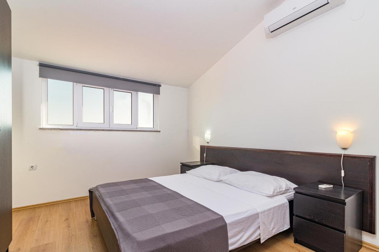 Apartments And Rooms Alenka Banjole Bagian luar foto