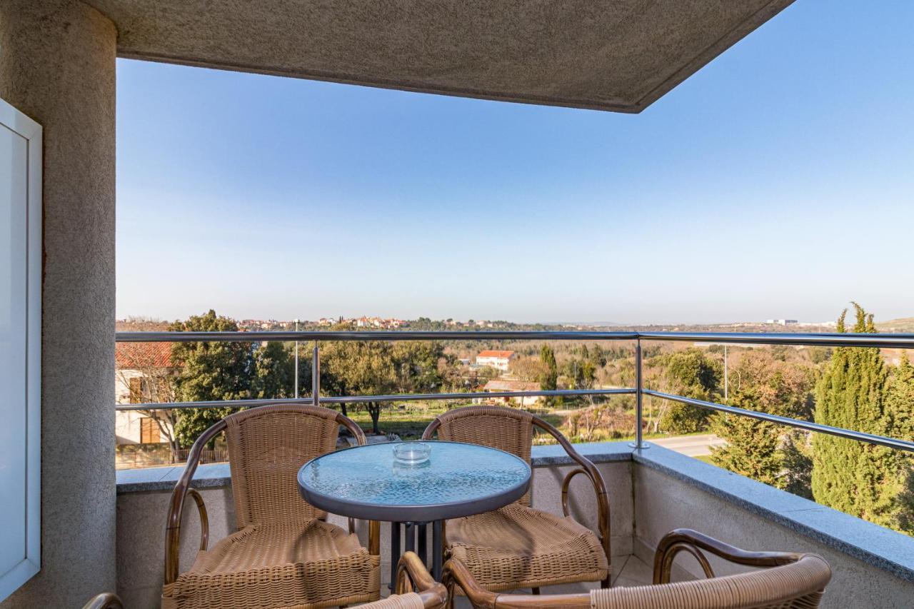 Apartments And Rooms Alenka Banjole Bagian luar foto