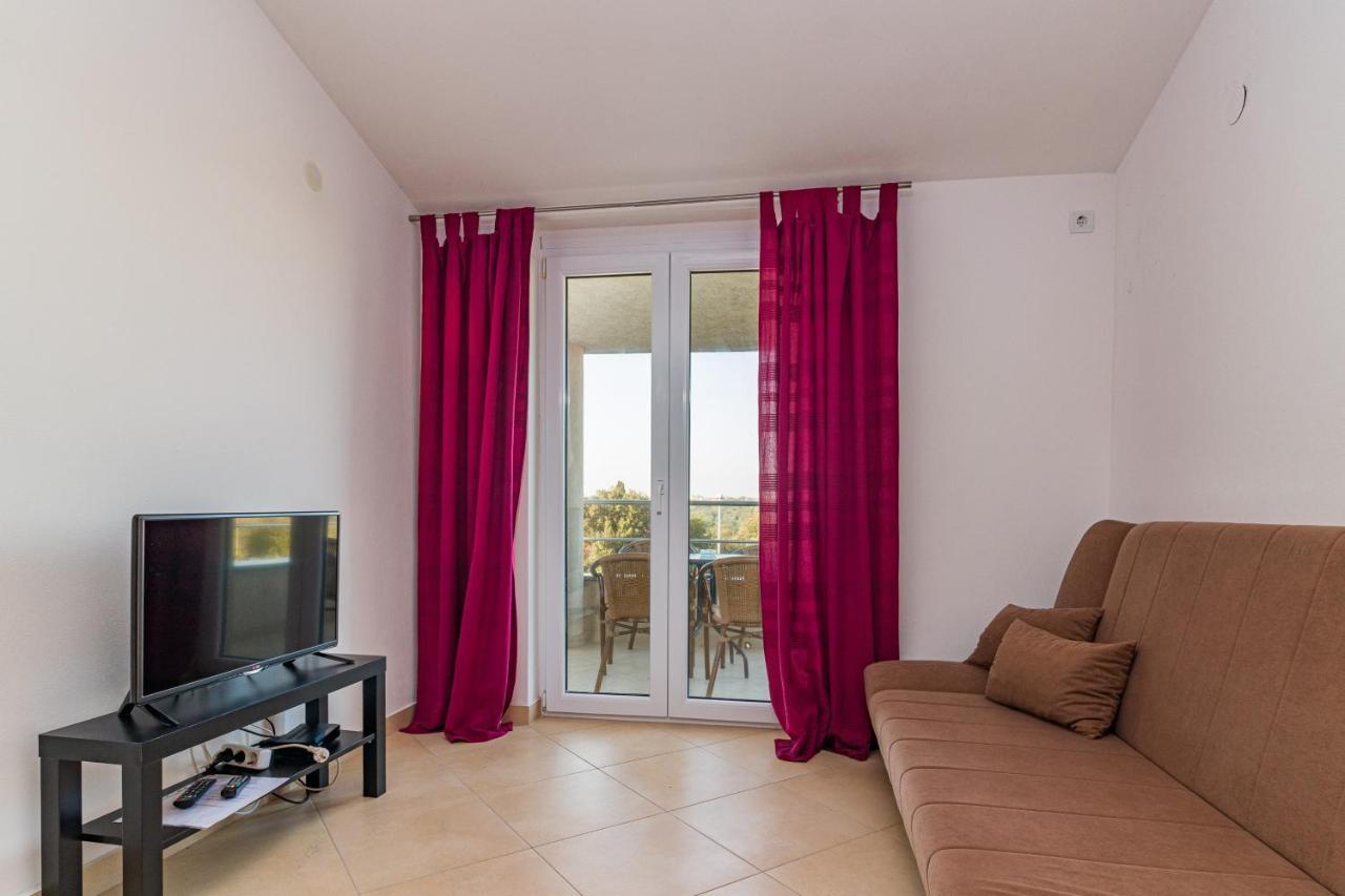 Apartments And Rooms Alenka Banjole Bagian luar foto