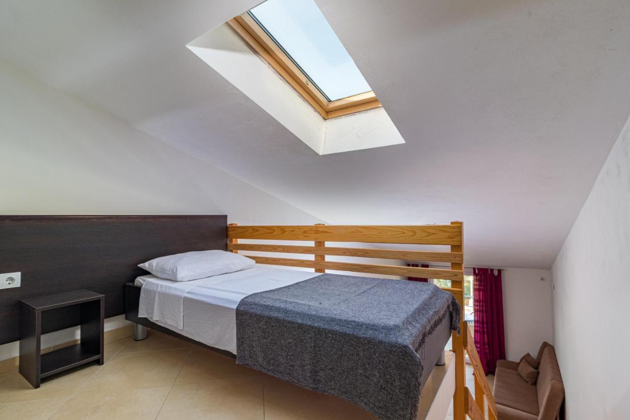 Apartments And Rooms Alenka Banjole Bagian luar foto