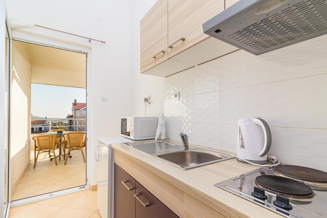 Apartments And Rooms Alenka Banjole Bagian luar foto