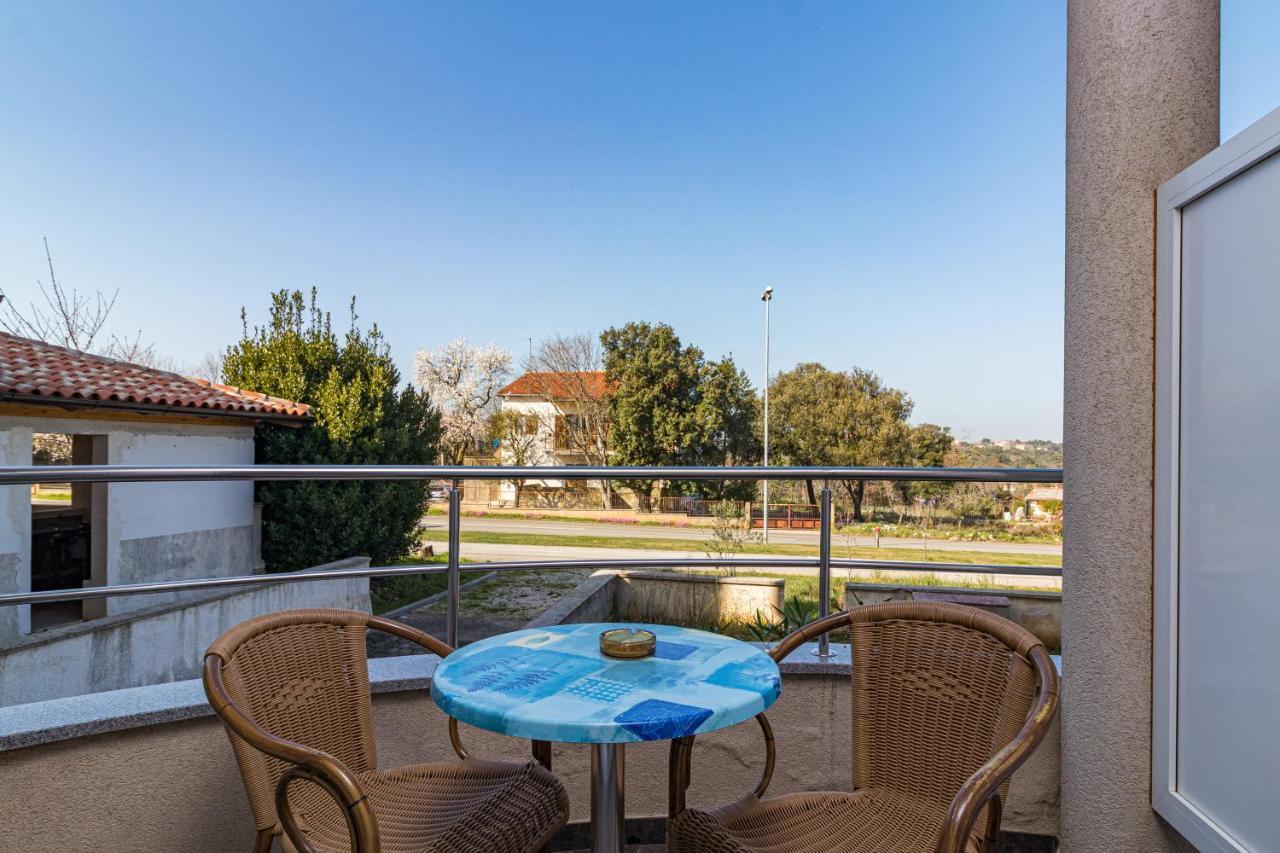 Apartments And Rooms Alenka Banjole Bagian luar foto