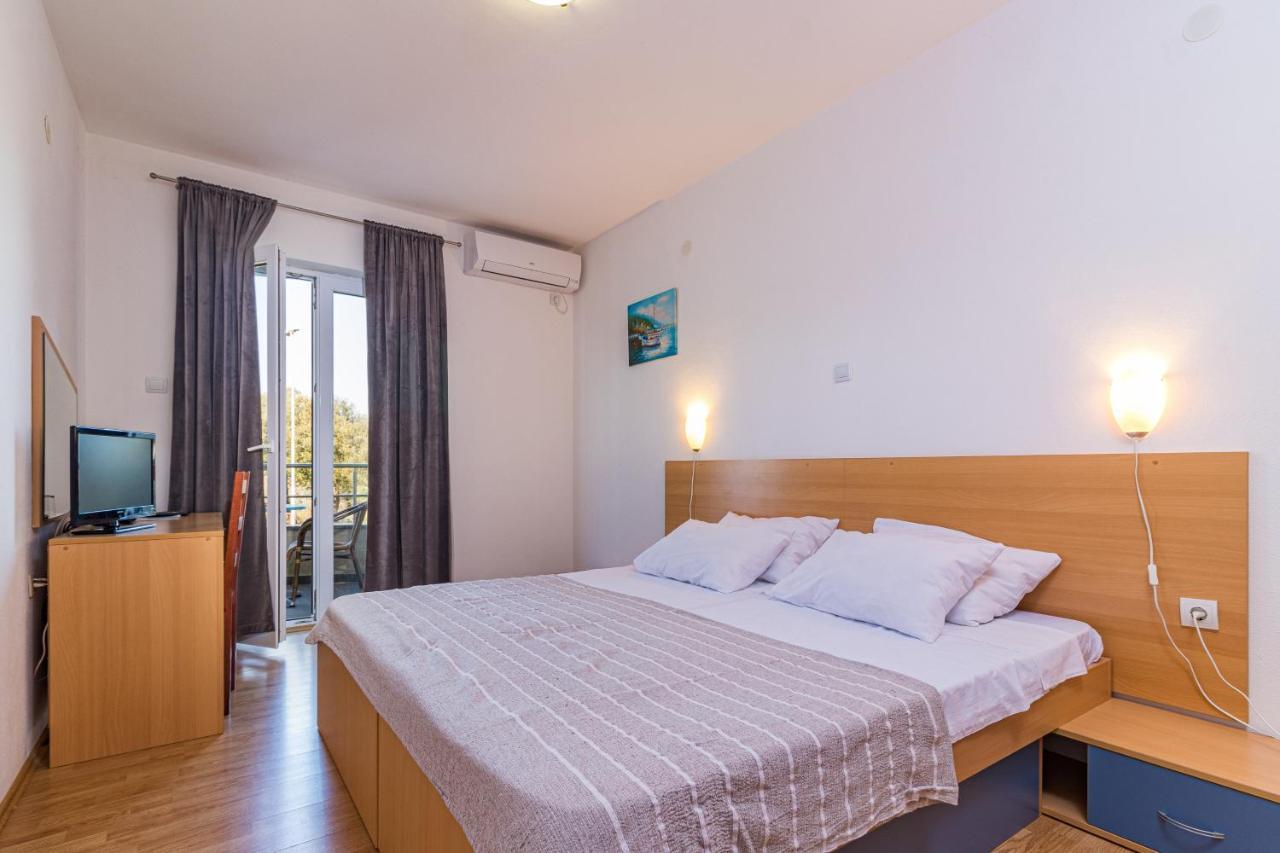 Apartments And Rooms Alenka Banjole Bagian luar foto