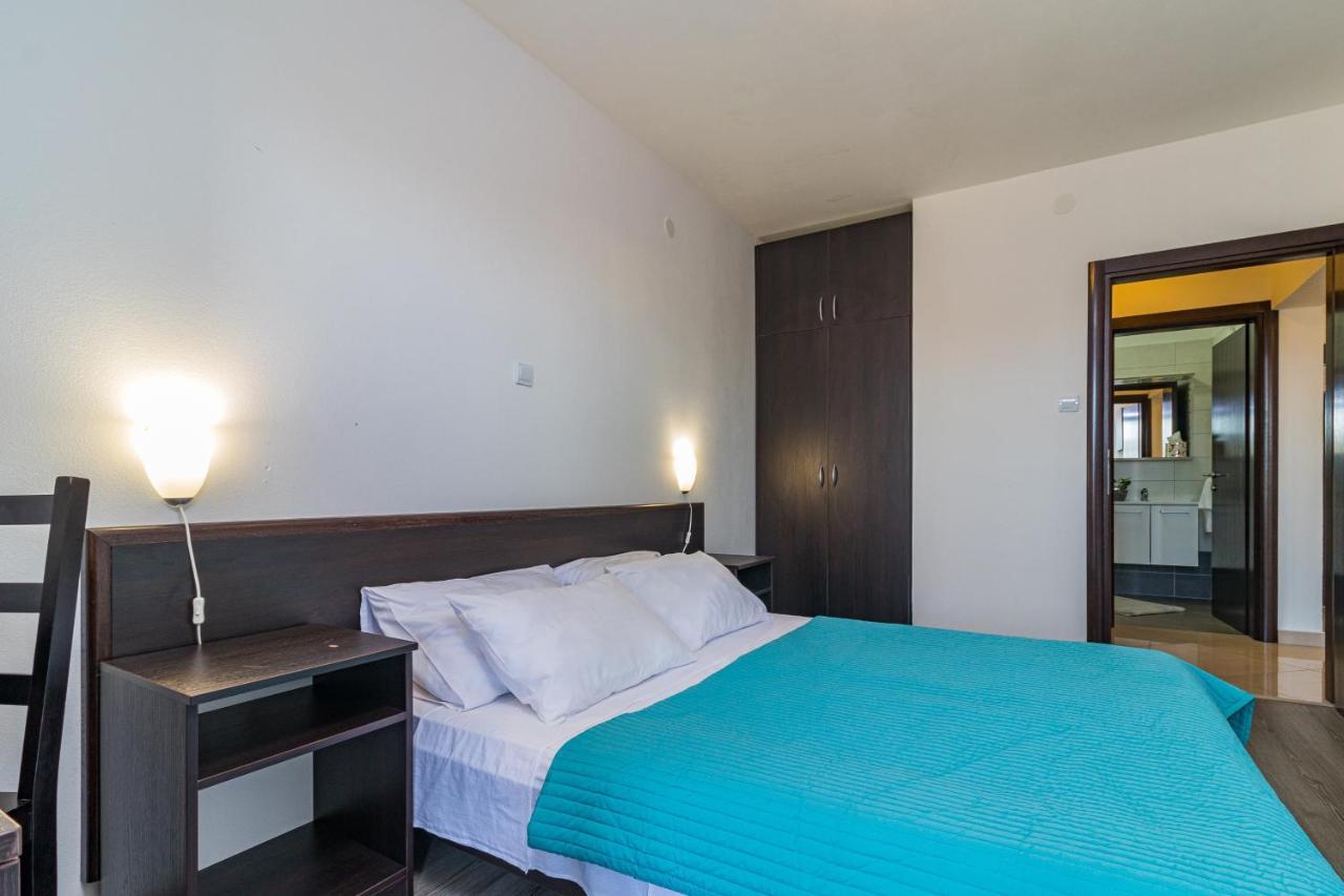 Apartments And Rooms Alenka Banjole Bagian luar foto