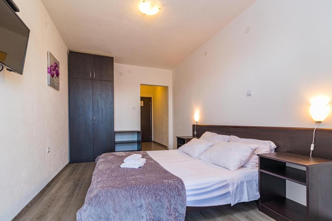 Apartments And Rooms Alenka Banjole Bagian luar foto