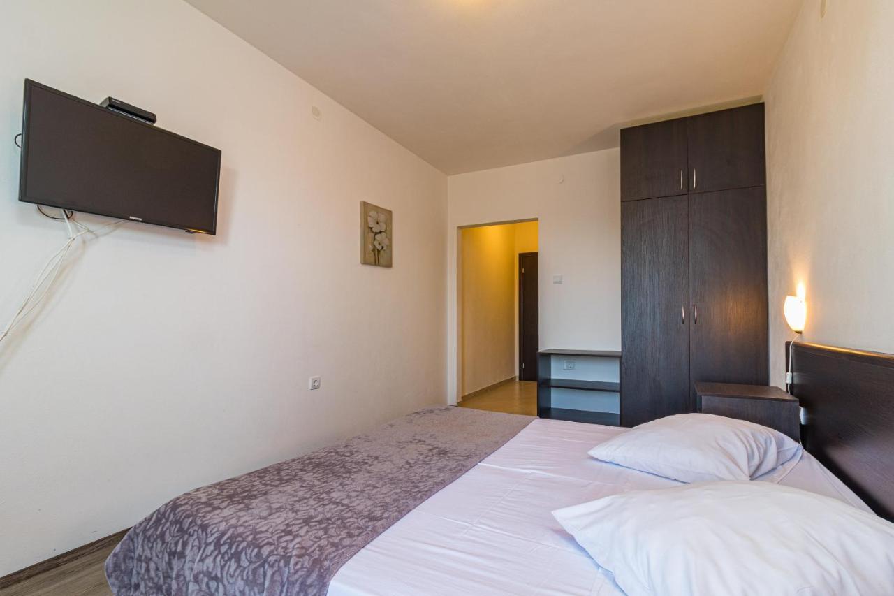 Apartments And Rooms Alenka Banjole Bagian luar foto