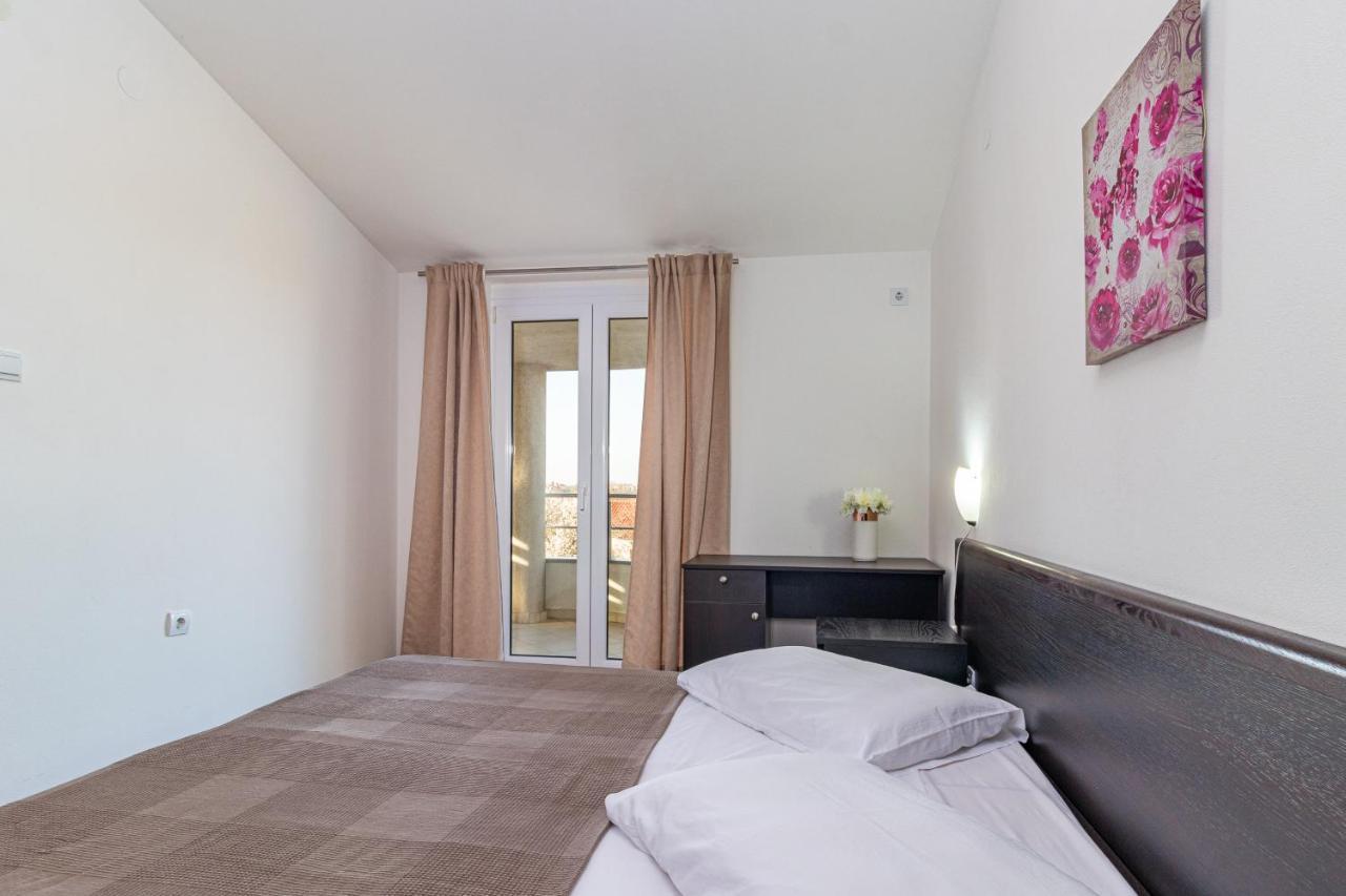 Apartments And Rooms Alenka Banjole Bagian luar foto
