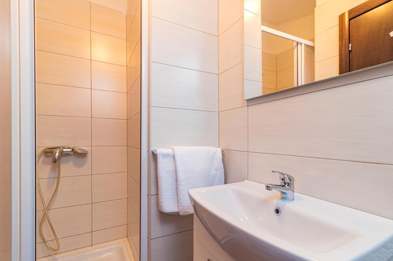 Apartments And Rooms Alenka Banjole Bagian luar foto