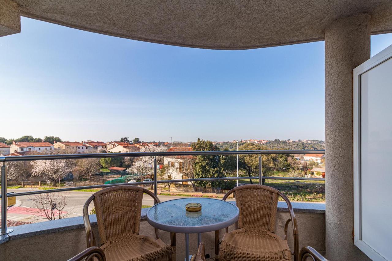 Apartments And Rooms Alenka Banjole Bagian luar foto