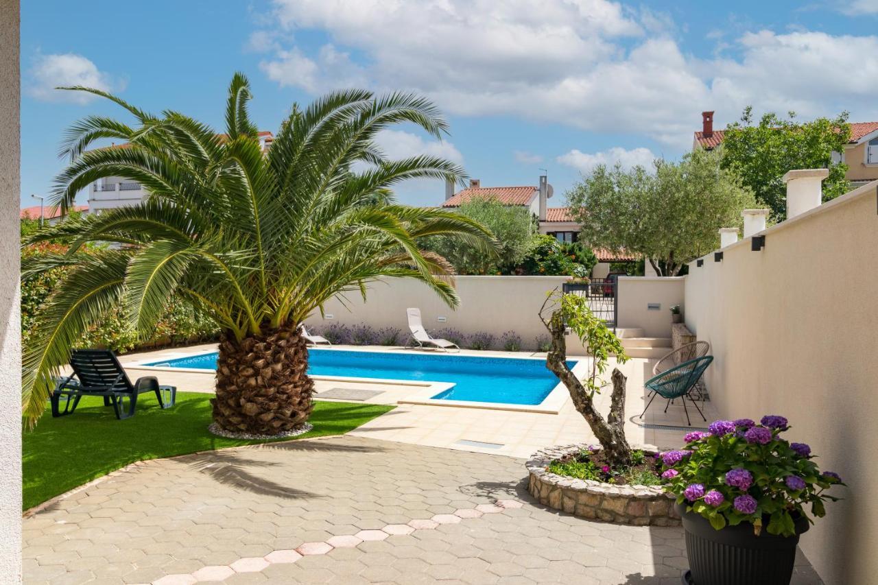 Apartments And Rooms Alenka Banjole Bagian luar foto