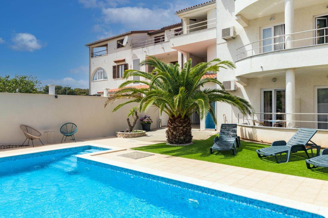 Apartments And Rooms Alenka Banjole Bagian luar foto