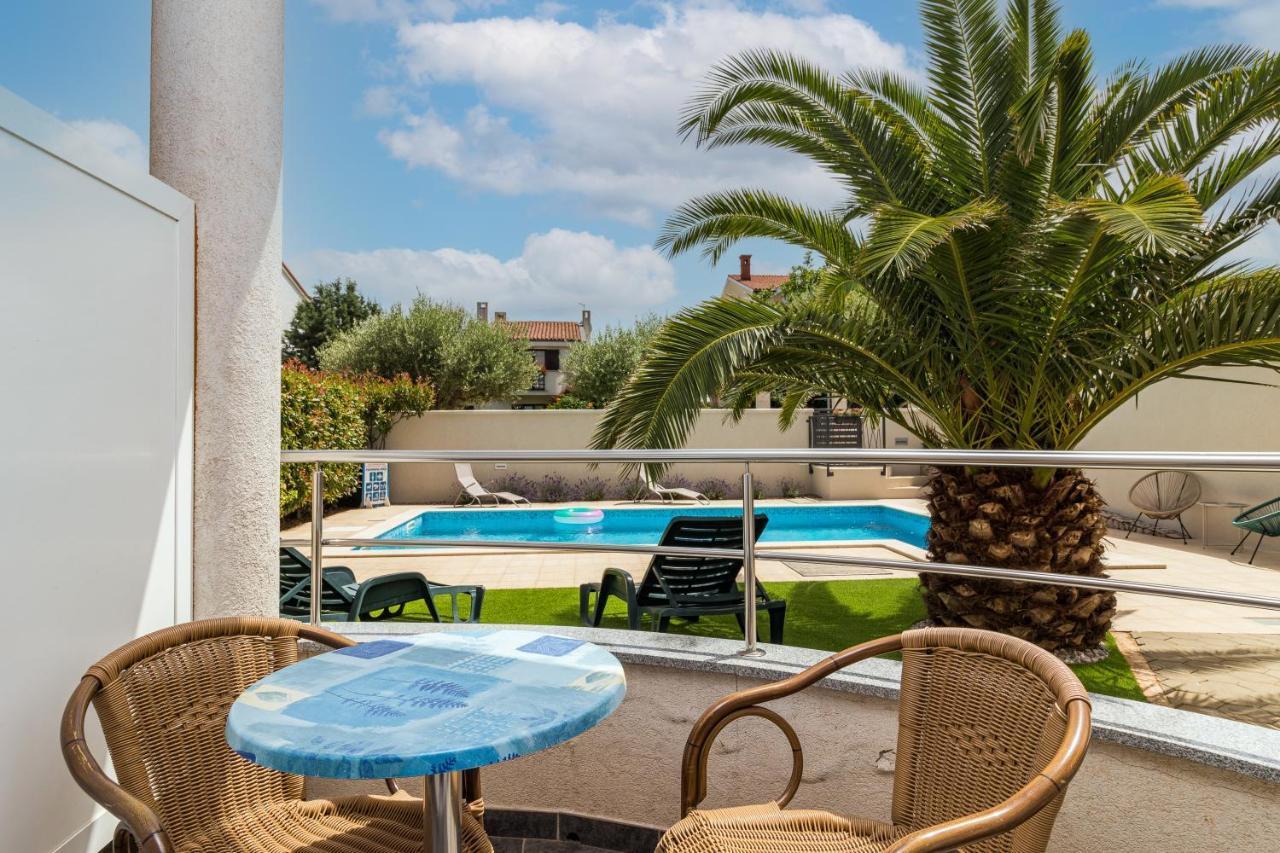Apartments And Rooms Alenka Banjole Bagian luar foto