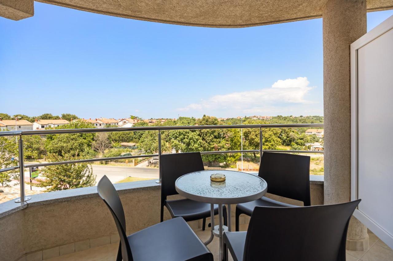 Apartments And Rooms Alenka Banjole Bagian luar foto