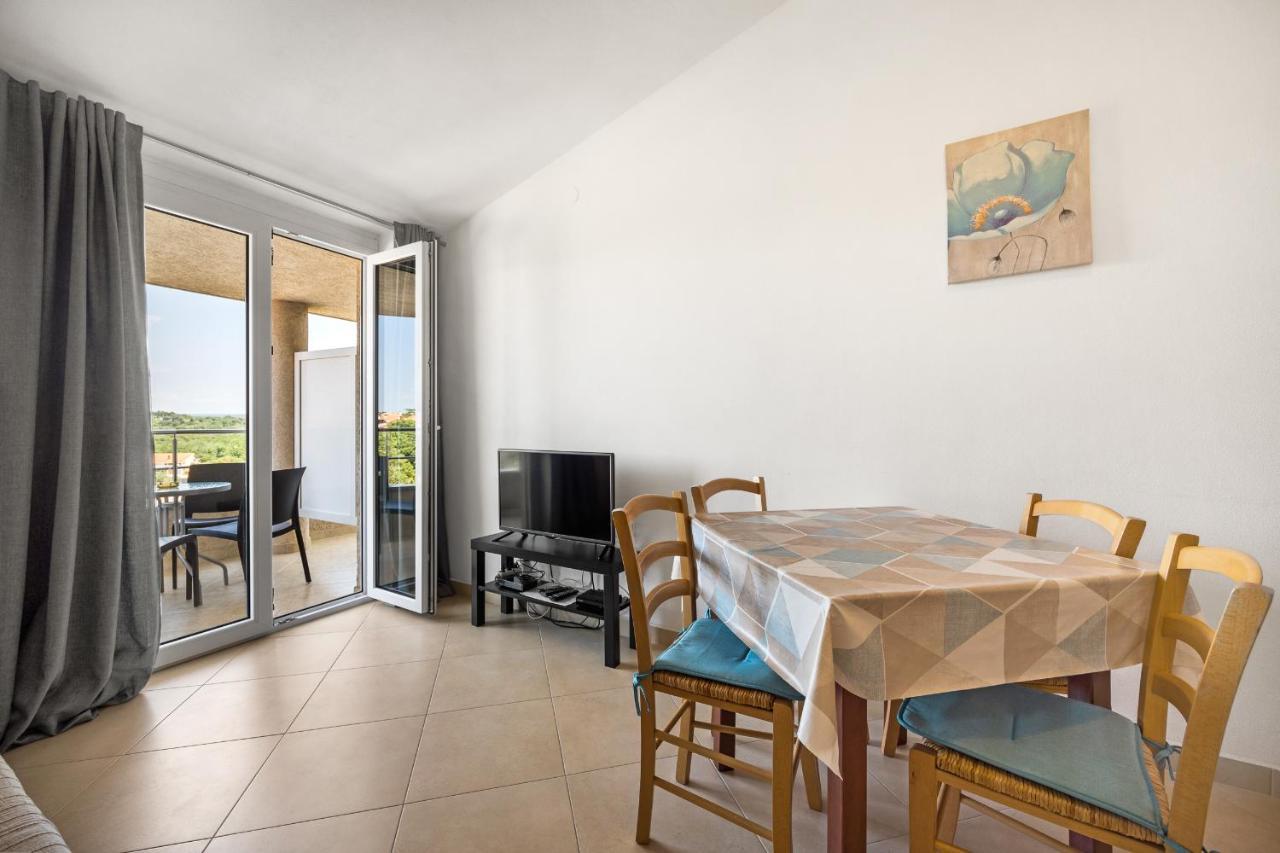 Apartments And Rooms Alenka Banjole Bagian luar foto