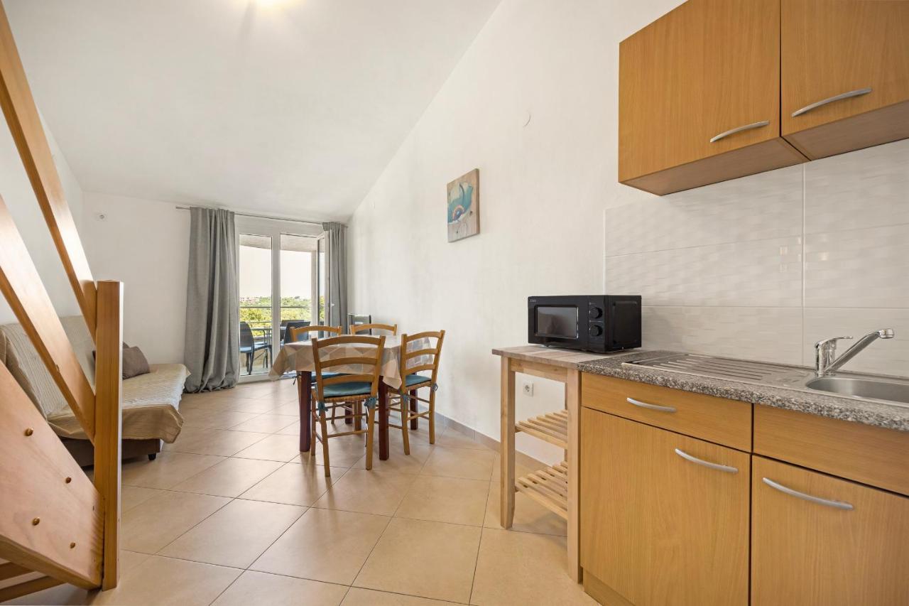 Apartments And Rooms Alenka Banjole Bagian luar foto