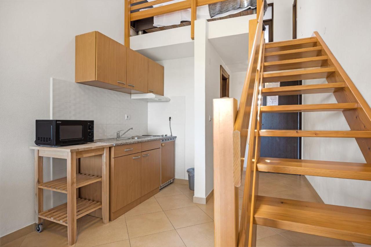 Apartments And Rooms Alenka Banjole Bagian luar foto