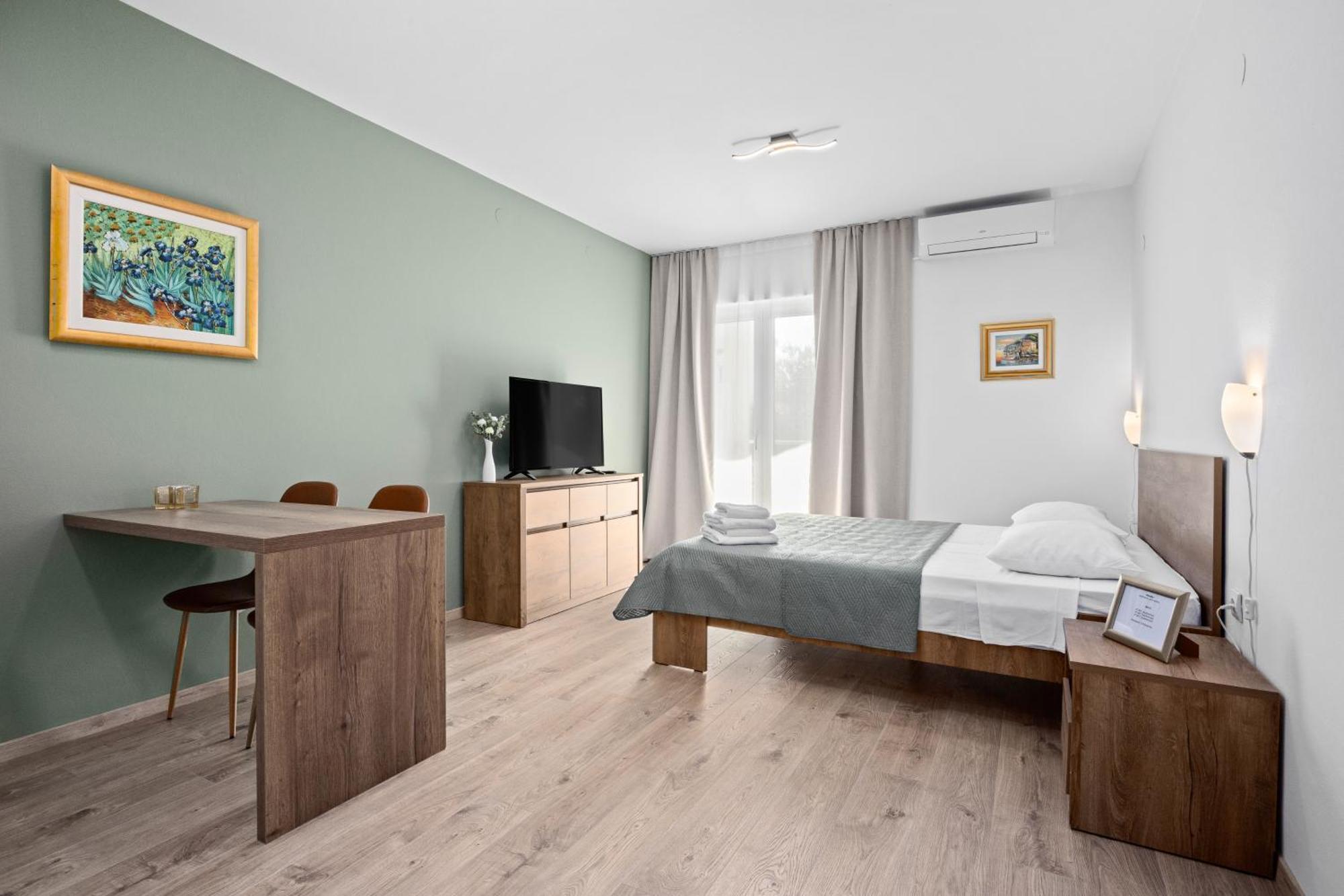 Apartments And Rooms Alenka Banjole Bagian luar foto
