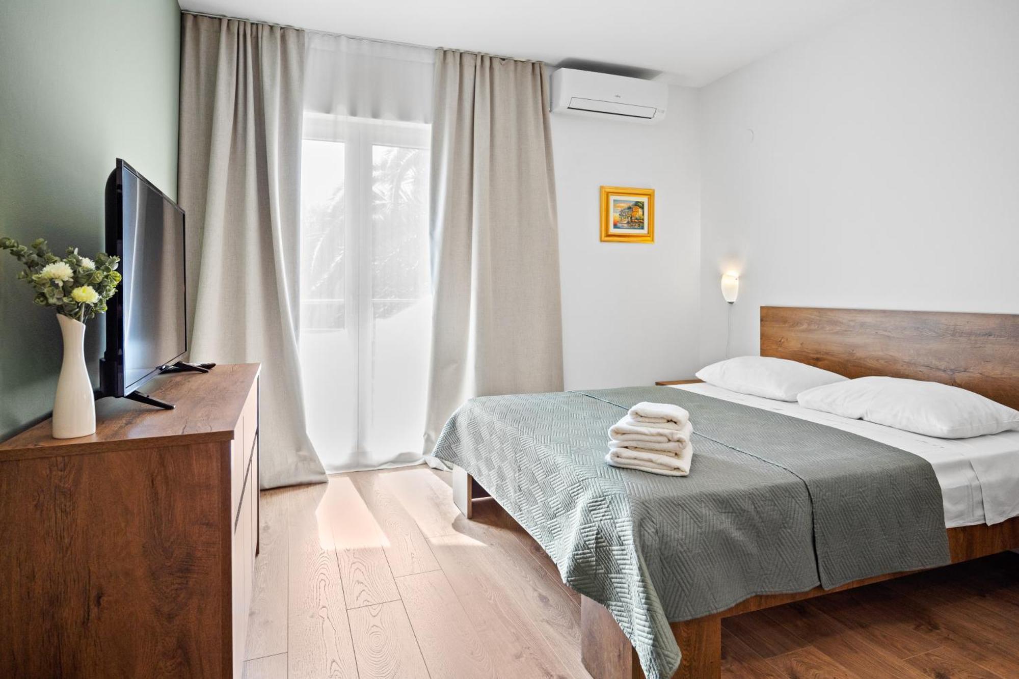 Apartments And Rooms Alenka Banjole Bagian luar foto