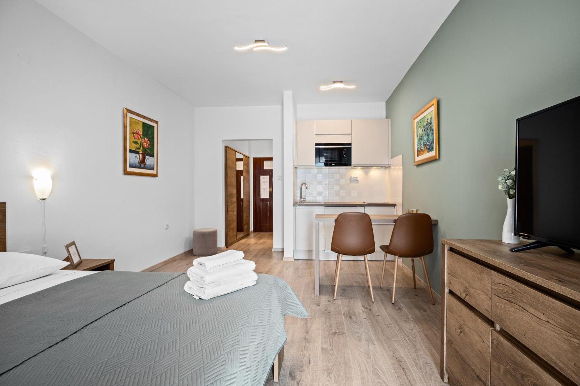 Apartments And Rooms Alenka Banjole Bagian luar foto