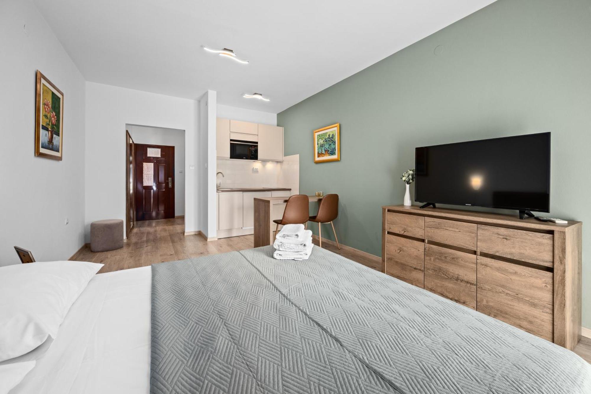 Apartments And Rooms Alenka Banjole Bagian luar foto